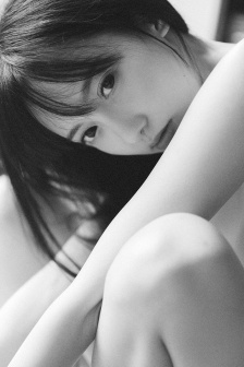 不扣纽扣的女孩在线